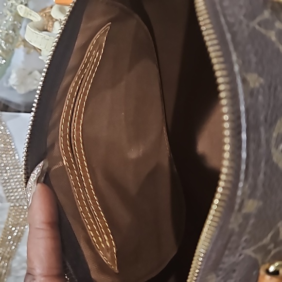 EUC Louis Vuitton Monogram Speedy 30 - Picture 16 of 17